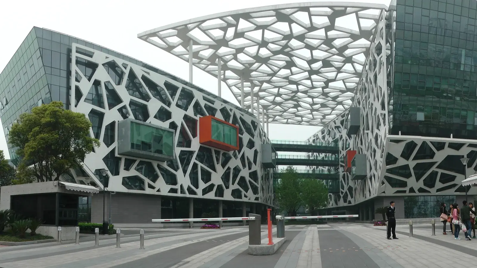 Foto arsip kantor Alibaba di Hangzhou pada 2012, bukan dokumentasi peluncuran chip. Foto: Thomas LOMBARD / Wikimedia Commons, CC BY-SA 3.0.